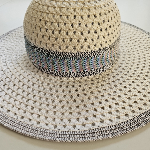 Elegant Target Beige Sun / Beach Paper Floppy Hat with Black Trim - Like New - Picture 2 of 6